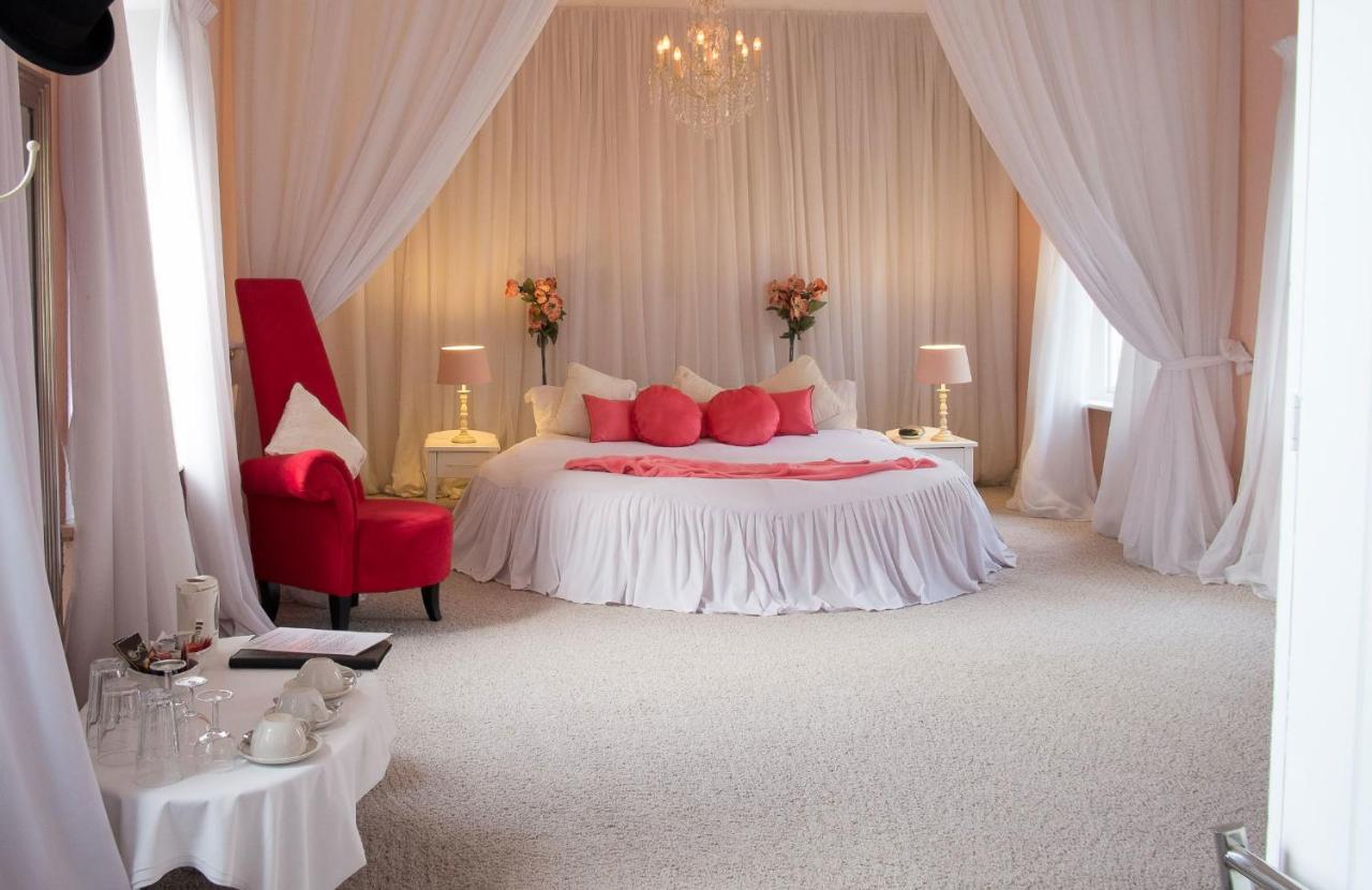 Top Hat Bedroom